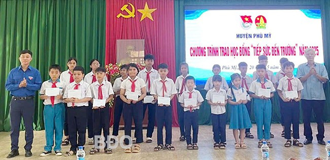 Lãnh đạo Huyện đoàn và Đảng ủy xã Mỹ Quang trao học bổng cho học sinh có hoàn cảnh khó khăn. Ảnh: Huyện Đoàn Phù Mỹ. Lãnh đạo Huyện đoàn và Đảng ủy xã Mỹ Quang trao học bổng cho học sinh có hoàn cảnh khó khăn. Ảnh: Huyện Đoàn Phù Mỹ.