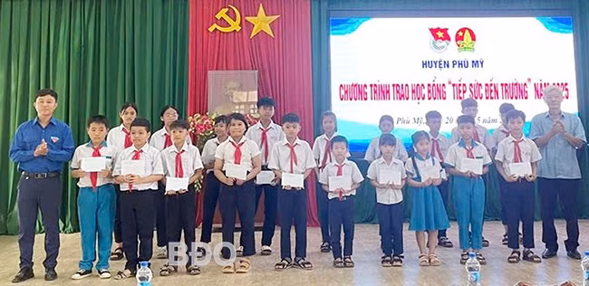 Lãnh đạo Huyện đoàn và Đảng ủy xã Mỹ Quang trao học bổng cho học sinh có hoàn cảnh khó khăn. Ảnh: Huyện Đoàn Phù Mỹ.