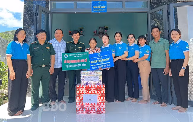 Các đơn vị bàn giao “Mái ấm tình thương” và trao sinh kế cho hộ bà Đỗ Thị Hộ. Ảnh: Công Cường