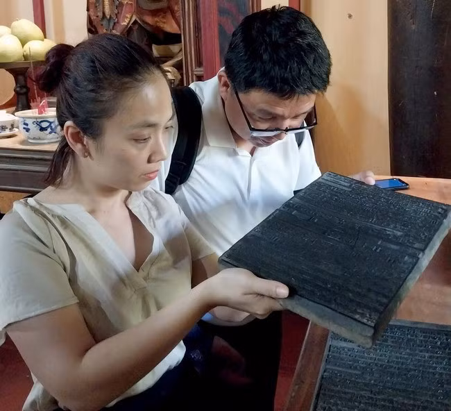 TS Nguyễn Tô Lan (bên trái) đến chùa Thập Tháp nghiên cứu, tìm hiểu bộ Gia Hưng tạng.