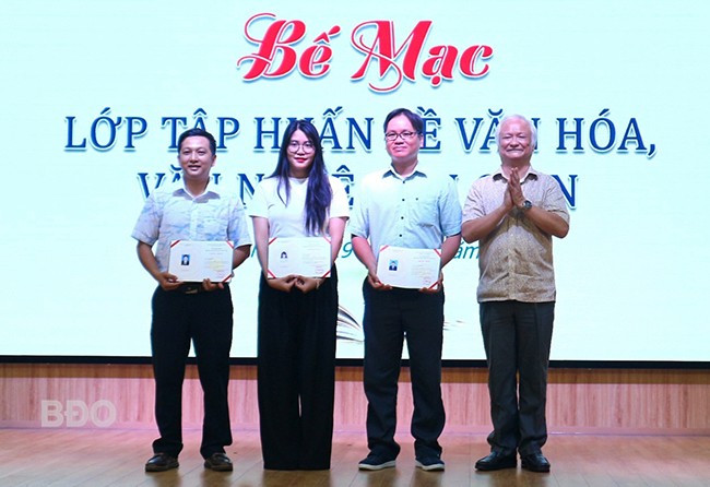 GS.TS Lê Hồng Lý, Chủ tịch Hội văn nghệ dân gian Việt Nam (ngoài cùng bên phải) trao giấy chứng nhận cho các học viên. Ảnh: K.VY GS.TS Lê Hồng Lý, Chủ tịch Hội văn nghệ dân gian Việt Nam (ngoài cùng bên phải) trao giấy chứng nhận cho các học viên. Ảnh: K.VY