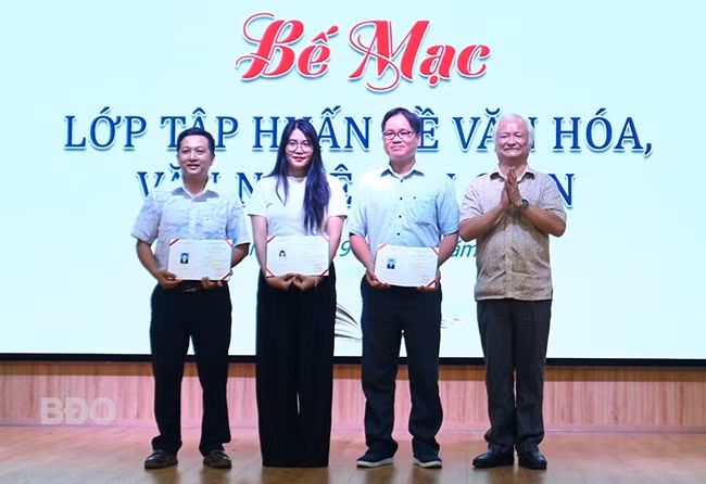 GS.TS Lê Hồng Lý, Chủ tịch Hội văn nghệ dân gian Việt Nam (ngoài cùng bên phải) trao giấy chứng nhận cho các học viên. Ảnh: K.VY