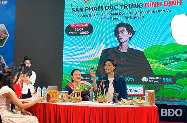 DN của tỉnh cùng livestream bán hàng với KOL Sammy tại Quảng trường Chiến Thắng, TP Quy Nhơn. Ảnh: HẢI YẾN
