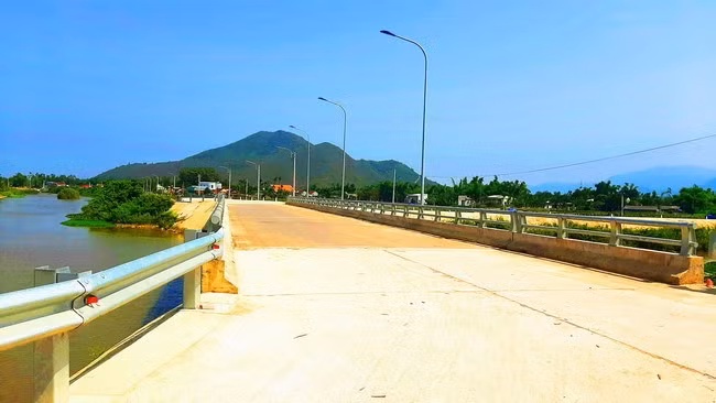 Cầu Mương Đôi và tuyến đường kết nối phường Nhơn Thành - xã Nhơn Phong đã hoàn thành, được đưa vào sử dụng. Ảnh: X.T