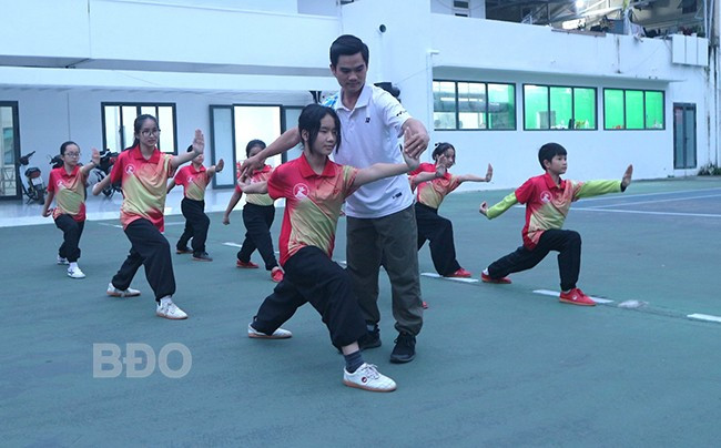 Trịnh Văn Lưu hướng dẫn VĐV tập luyện môn Wushu tại SVĐ Quy Nhơn. Ảnh: KIỀU VY