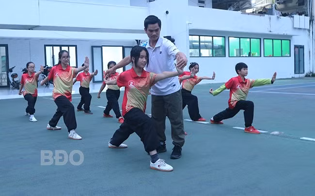 Trịnh Văn Lưu hướng dẫn VĐV tập luyện môn Wushu tại SVĐ Quy Nhơn. Ảnh: KIỀU VY