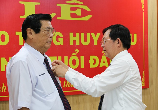 Bí thư Tỉnh ủy Hồ Quốc Dũng trao tặng Huy hiệu 50 năm tuổi Đảng cho đồng chí Vũ Hoàng Hà. Ảnh: H.THU Bí thư Tỉnh ủy Hồ Quốc Dũng trao tặng Huy hiệu 50 năm tuổi Đảng cho đồng chí Vũ Hoàng Hà. Ảnh: H.THU