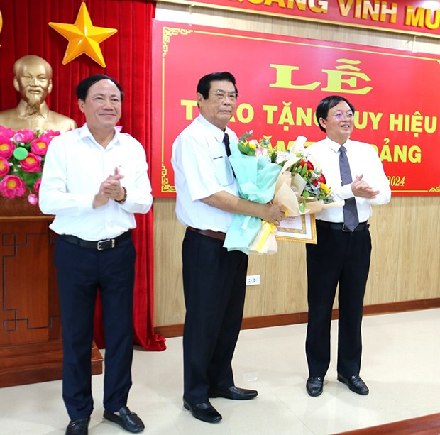 Các đồng chí Hồ Quốc Dũng (bên phải), Phạm Anh Tuấn (bên trái) tặng hoa chúc mừng đồng chí Vũ Hoàng Hà. Ảnh: H.THU Các đồng chí Hồ Quốc Dũng (bên phải), Phạm Anh Tuấn (bên trái) tặng hoa chúc mừng đồng chí Vũ Hoàng Hà. Ảnh: H.THU