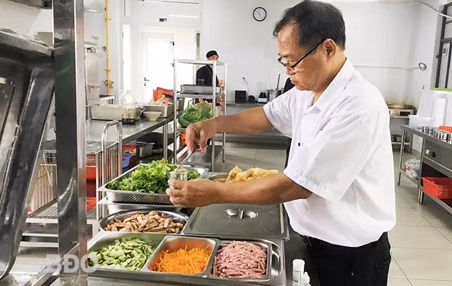 Ngành y tế tăng cường lấy mẫu kiểm nghiệm,giám sát mối nguy trên thực phẩm. Ảnh: M.H