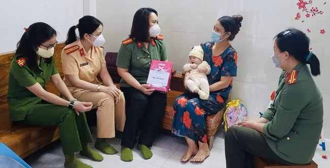 Hội Phụ nữ CA tỉnh tặng sổ tiết kiệm cho một gia đình có trẻ mồ côi.