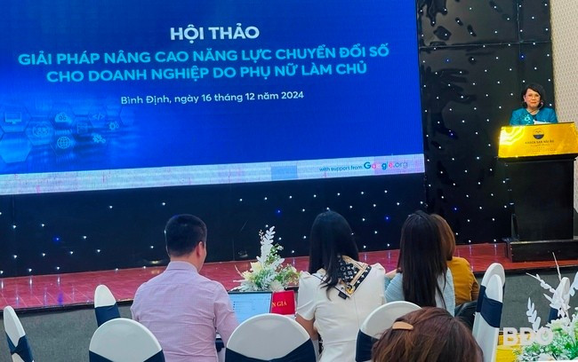 Bà Đồng Thị Ánh, Phó Chủ tịch Hội đồng Nữ Doanh nhân Việt Nam, Chủ tịch Hội Nữ Doanh nhân tỉnh phát biểu tại hội thảo. Ảnh: HẢI YẾN