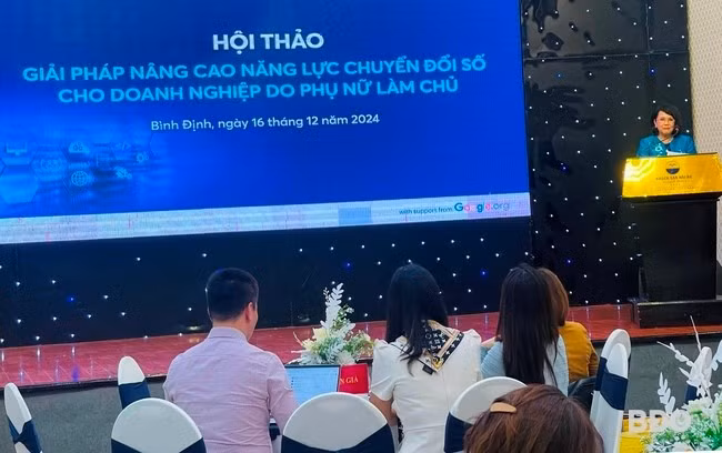 Bà Đồng Thị Ánh, Phó Chủ tịch Hội đồng Nữ Doanh nhân Việt Nam, Chủ tịch Hội Nữ Doanh nhân tỉnh phát biểu tại hội thảo. Ảnh: HẢI YẾN