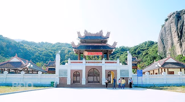 Du khách tham quan Đền thờ Anh hùng dân tộc Nguyễn Trung Trực tại xã Cát Hải, huyện Phù Cát. Ảnh: NGỌC NHUẬN Du khách tham quan Đền thờ Anh hùng dân tộc Nguyễn Trung Trực tại xã Cát Hải, huyện Phù Cát. Ảnh: NGỌC NHUẬN