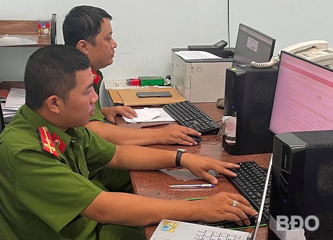 CA phường Hải Cảng sử dụng phần mềm ASM để quản lý lưu trú tại Bệnh viện Mắt tỉnh. Ảnh: N.L CA phường Hải Cảng sử dụng phần mềm ASM để quản lý lưu trú tại Bệnh viện Mắt tỉnh. Ảnh: N.L