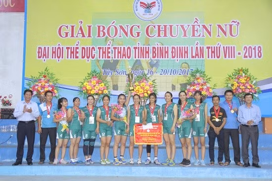 Lãnh đạo huyện Tây Sơn trao cúp, cờ, huy chương và phần thưởng cho đội bóng chuyền nữ huyện Tây Sơn.