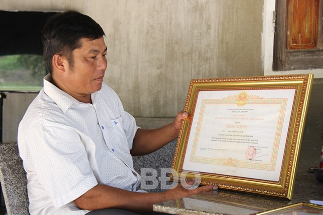 Nông dân Nguyễn Xuân Ánh được UBND tỉnh, Trung ương Hội Nông dân Việt Nam, Thủ tướng Chính phủ… tặng nhiều bằng khen. Ảnh: TRỌNG LỢI