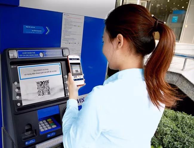 Rút tiền mặt bằng mã QR đã và đang thu hút sự quan tâm của người dân. Ảnh: TIẾN SỸ