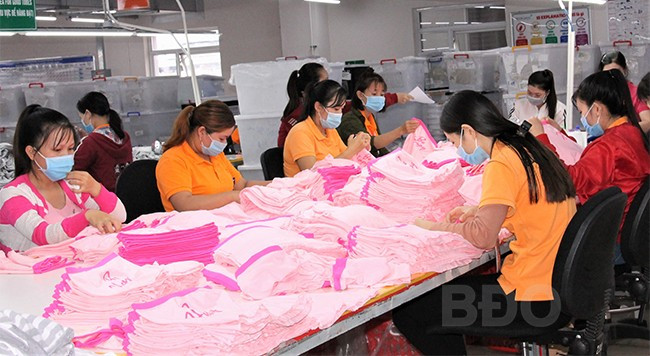 Các DN ngành may mặc, thủy sản, gỗ… có nhu cầu tuyển dụng lao động những tháng cuối năm 2021 và đầu năm 2022. Ảnh: NGUYỄN MUỘI