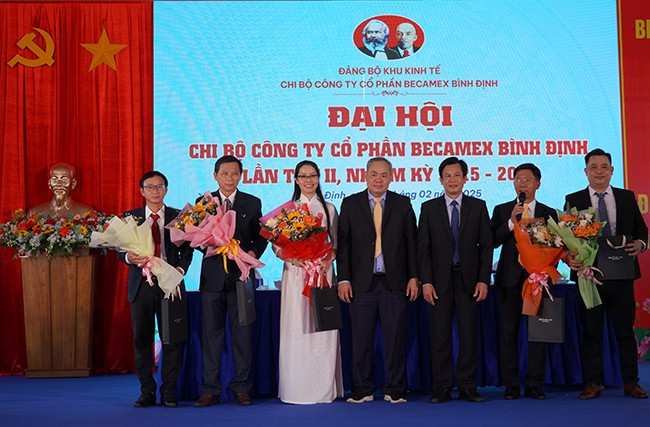 Tặng hoa chúc mừng Ban chấp hành chi bộ nhiệm kỳ 2025 - 2027 ra mắt tại đại hội. Ảnh: N.H Tặng hoa chúc mừng Ban chấp hành chi bộ nhiệm kỳ 2025 - 2027 ra mắt tại đại hội. Ảnh: N.H