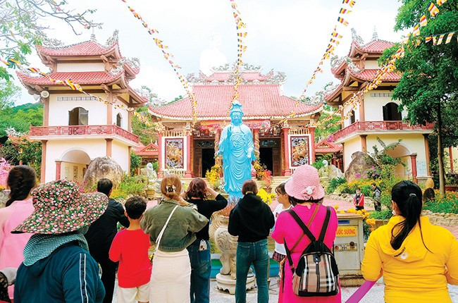 Viếng chùa, dâng hương thành tâm bái Phật cầu nguyện năm mới mọi điều tốt đẹp. Ảnh: NGỌC NHUẬN Viếng chùa, dâng hương thành tâm bái Phật cầu nguyện năm mới mọi điều tốt đẹp. Ảnh: NGỌC NHUẬN