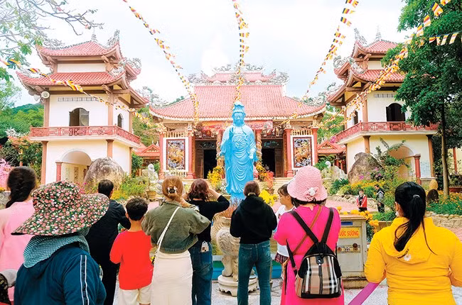 Viếng chùa, dâng hương thành tâm bái Phật cầu nguyện năm mới mọi điều tốt đẹp. Ảnh: NGỌC NHUẬN