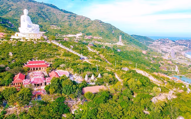 Chùa Ông Núi mang vẻ đẹp thanh cao, huyền diệu chốn thiền môn. Ảnh: NGỌC NHUẬN