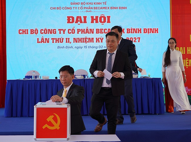 Các đại biểu bỏ phiếu bầu Ban chấp hành Chi bộ nhiệm kỳ mới 2025 - 2027. Ảnh: N.H Các đại biểu bỏ phiếu bầu Ban chấp hành Chi bộ nhiệm kỳ mới 2025 - 2027. Ảnh: N.H