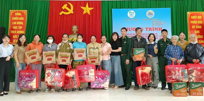 Tặng quà cho người dân có hoàn cảnh khó khăn. Ảnh: T.B Tặng quà cho người dân có hoàn cảnh khó khăn. Ảnh: T.B