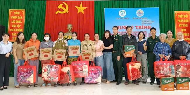 Tặng quà cho người dân có hoàn cảnh khó khăn. Ảnh: T.B