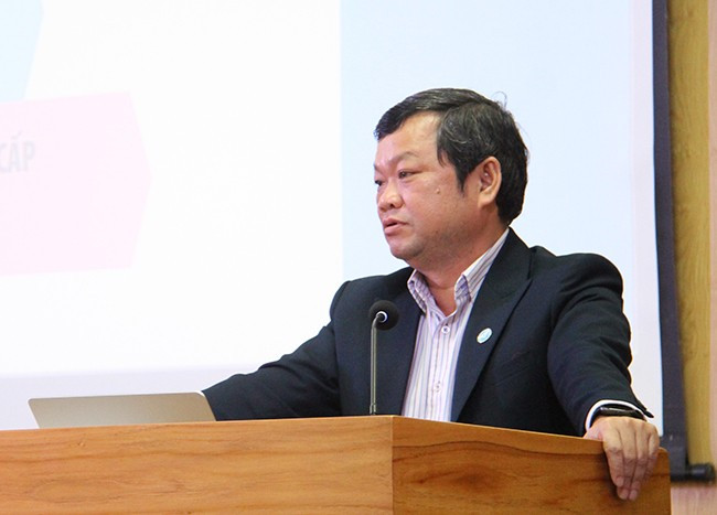 Giám đốc Sở TT&TT Trần Kim Kha trao đổi chuyên đề nhu cầu nguồn nhân lực về Khoa học dữ liệu phục vụ chuyển đổi số trong khu vực hành chính công tỉnh Bình Định. Ảnh: TRỌNG LỢI Giám đốc Sở TT&TT Trần Kim Kha trao đổi chuyên đề nhu cầu nguồn nhân lực về Khoa học dữ liệu phục vụ chuyển đổi số trong khu vực hành chính công tỉnh Bình Định. Ảnh: TRỌNG LỢI