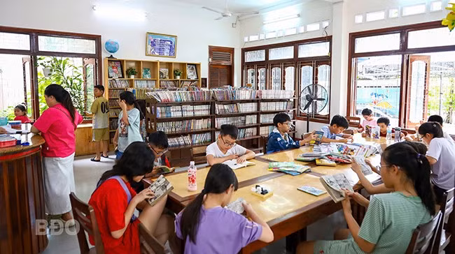 Vào dịp hè, Thư viện tỉnh đã trở thành một “sân chơi” bổ ích, đồng thời khơi dậy đam mê đọc sách, tìm hiểu thông tin qua sách của các bạn trẻ. Ảnh: NGUYỄN DŨNG