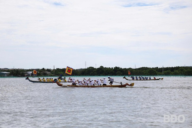 Cuộc đua diễn ra sôi nổi, dưới nhịp chèo mạnh mẽ và những tiếng hô đồng thanh vang vọng, các đội đua thể hiện tinh thần đoàn kết, phối hợp nhịp nhàng tiến về đích. Ảnh: H.V