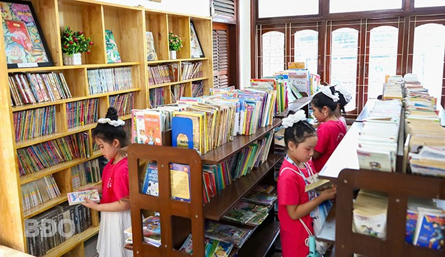 Ngay những ngày đầu hè, Thư viện tỉnh là điểm đến ưu tiên của nhiều bạn nhỏ. Ảnh: NGUYỄN DŨNG