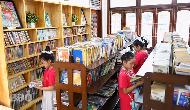 Ngay những ngày đầu hè, Thư viện tỉnh là điểm đến ưu tiên của nhiều bạn nhỏ. Ảnh: NGUYỄN DŨNG