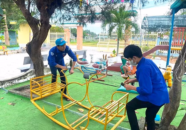 Xã đoàn Hoài Châu tham gia hỗ trợ chỉnh trang khu vui chơi tại Trường Mầm non Hoài Châu vào cuối năm 2024. Ảnh: ĐVCC