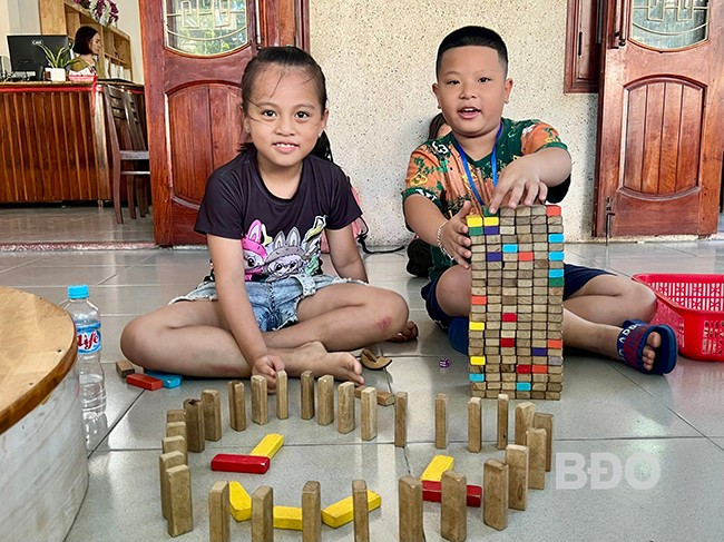 Uyên My (trái) và Thiên Phúc mới gặp đã thân, cùng chơi trò xếp gỗ, rút gỗ thật vui. Ảnh: D.L