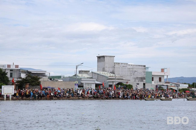 Dưới nắng sớm, đông đảo người dân tập trung dọc bến để cổ vũ cho các đội đua thuyền. Ảnh: H.V