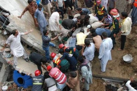 Nhiều tiếng khóc than được nghe thấy bên dưới đống đổ nát của tòa nhà bị sập khi lực lượng cứu hộ đang chạy đua với thời gian để giải cứu những người mắc kẹt.