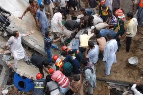 Nhiều tiếng khóc than được nghe thấy bên dưới đống đổ nát của tòa nhà bị sập khi lực lượng cứu hộ đang chạy đua với thời gian để giải cứu những người mắc kẹt.