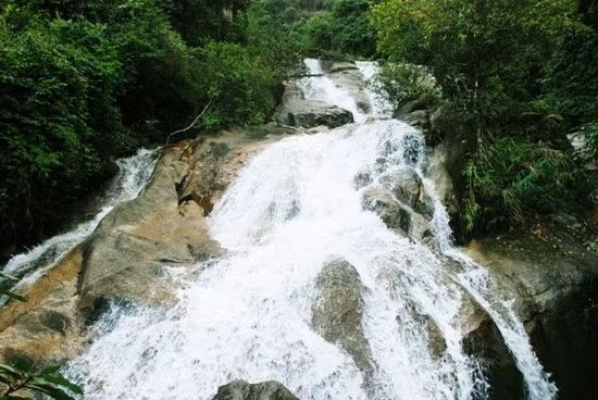 Những giai điệu âm thanh của nước và đá núi của Suối Mơ