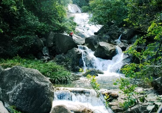 Các tầng thác và hồ nằm dưới thấp của Suối Mơ