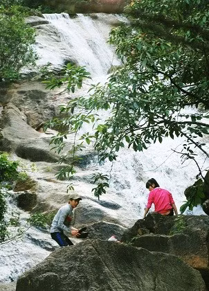 Du khách tận hưởng vẻ đẹp thiên nhiên ban tặng nơi đây