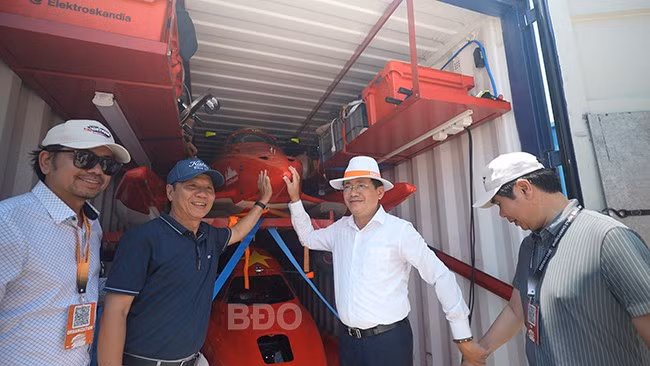 Chủ tịch UBND tỉnh Phạm Anh Tuấn “mục sở thị” nơi chiếc thuyền đua siêu đẹp của Đội đua thuyền máy F1H2O Bình Định - Việt Nam. Ảnh: F1H2O Chủ tịch UBND tỉnh Phạm Anh Tuấn “mục sở thị” nơi chiếc thuyền đua siêu đẹp của Đội đua thuyền máy F1H2O Bình Định - Việt Nam. Ảnh: F1H2O