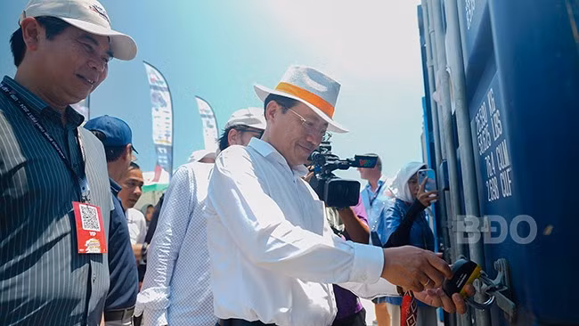 Chủ tịch UBND tỉnh Phạm Anh Tuấn tận tay mở khóa chiếc container, khám phá chiếc thuyền đua siêu đẹp của Đội đua thuyền máy F1H2O Bình Định - Việt Nam. Ảnh: F1H2O Chủ tịch UBND tỉnh Phạm Anh Tuấn tận tay mở khóa chiếc container, khám phá chiếc thuyền đua siêu đẹp của Đội đua thuyền máy F1H2O Bình Định - Việt Nam. Ảnh: F1H2O