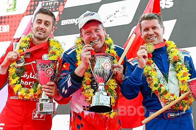 VĐV Jonas Andersson (giữa) vô địch tại Giải đua UIM F1H2O Grand Prix of Sharjah Thế giới lần thứ 3. Ảnh: Grand Prix of Binh Dinh VĐV Jonas Andersson (giữa) vô địch tại Giải đua UIM F1H2O Grand Prix of Sharjah Thế giới lần thứ 3. Ảnh: Grand Prix of Binh Dinh