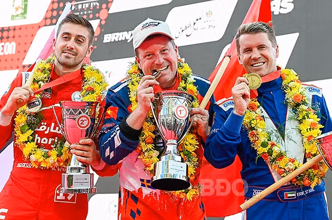 VĐV Jonas Andersson (giữa) vô địch tại Giải đua UIM F1H2O Grand Prix of Sharjah Thế giới lần thứ 3. Ảnh: Grand Prix of Binh Dinh
