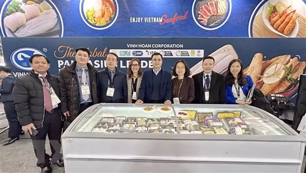 Đại sứ Đặng Hoàng Giang (thứ tư từ phải sang), Trưởng phái đoàn thường trực Việt Nam tại Liên hợp quốc, gặp gỡ lãnh đạo Hiệp hội Chế biến và Xuất khẩu Thủy sản Việt Nam (VASEP) và đại diện các doanh nghiệp tham gia hội chợ. (Ảnh: Quang Huy/TTXVN)