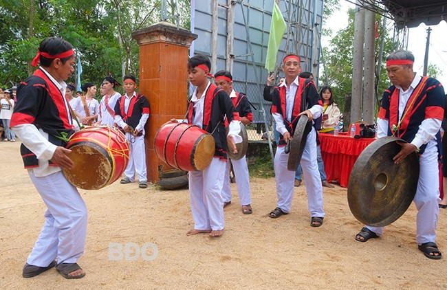 Trống kơ toang - nhạc cụ đặc trưng của đồng bào Chăm H’roi được truyền dạy lớp trẻ kế thừa thực hành. Ảnh: NGỌC NHUẬN