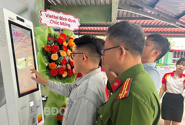 Người dân được hướng dẫn sử dụng Kiosk Y tế thông minh. Ảnh: K.A Người dân được hướng dẫn sử dụng Kiosk Y tế thông minh. Ảnh: K.A