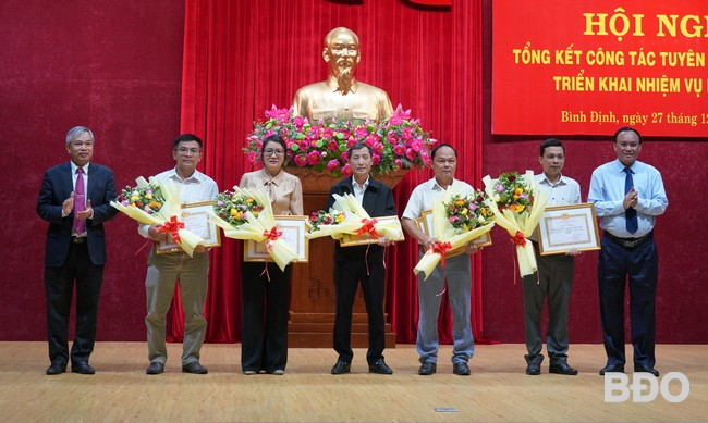 Trao giấy khen của Ban Tuyên giáo Tỉnh ủy cho các tập thể có thành tích xuất sắc trong công tác tuyên giáo năm 2024. Ảnh: N. HÂN Trao giấy khen của Ban Tuyên giáo Tỉnh ủy cho các tập thể có thành tích xuất sắc trong công tác tuyên giáo năm 2024. Ảnh: N. HÂN